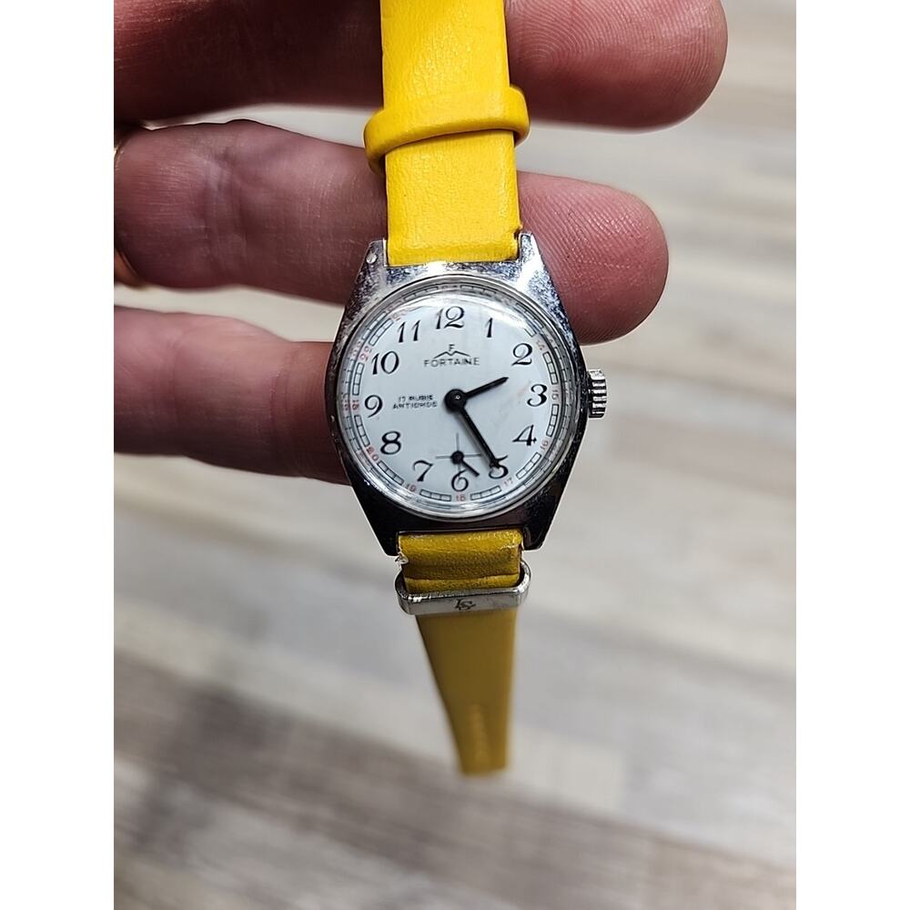 Vintage Ladies Fortaine mechanical wind antichoc 17 rubis watch. Working